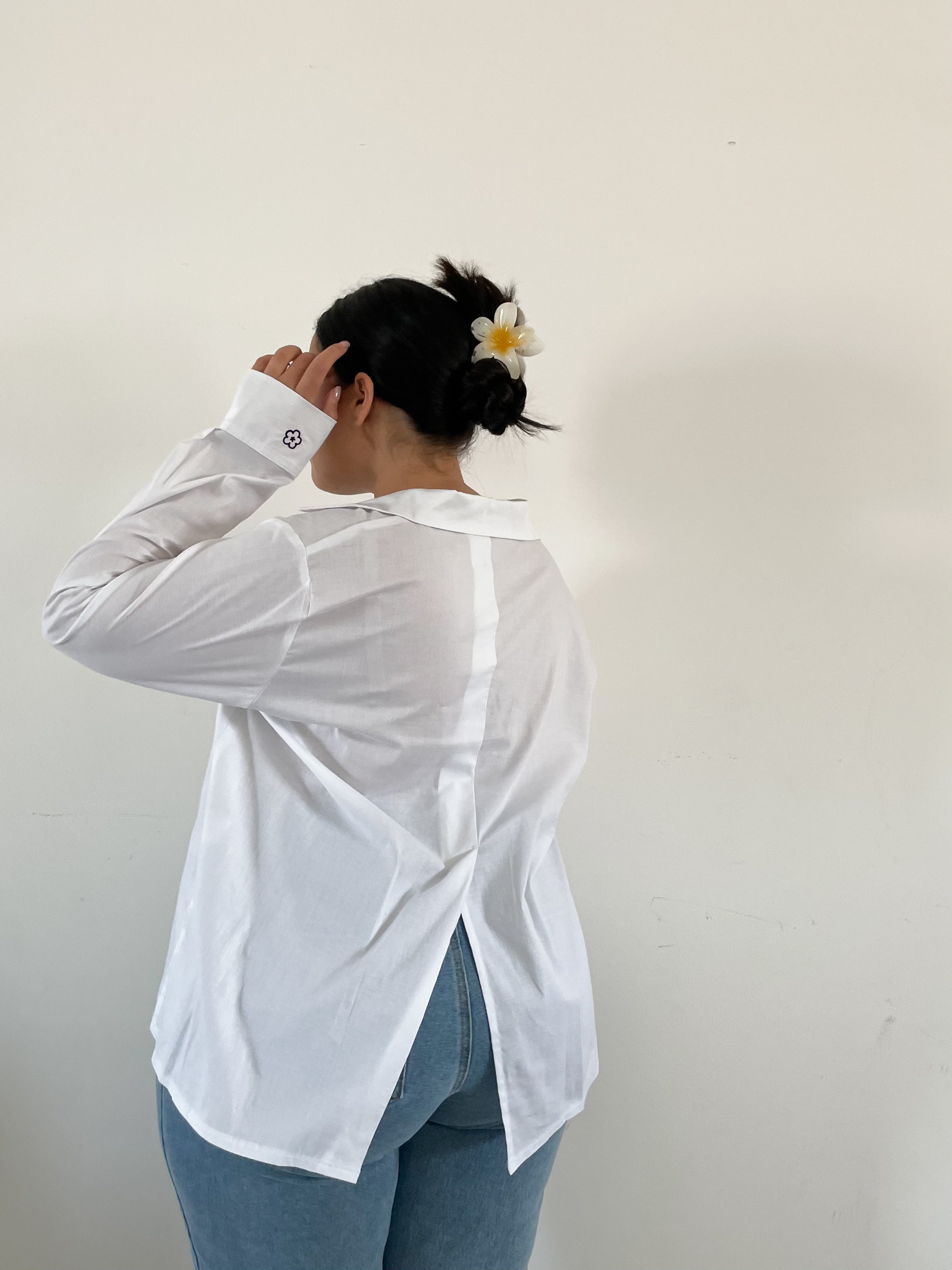 מכופתרת עם רקמת לוגו על השרוול - לבן
