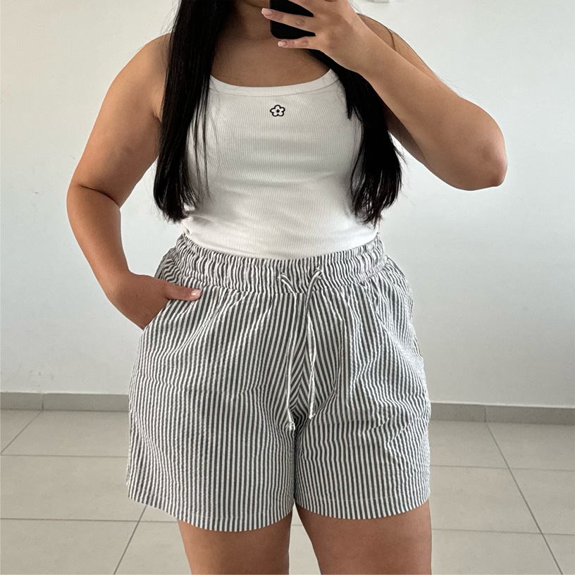 COMFY SHORTS - פסים שחור לבן